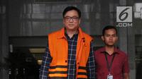 Direktur Operasional Lippo Group, Billy Sindoro memakai rompi tahanan usai menjalani pemeriksaan di gedung KPK, Jakarta, Selasa (16/10). Billy Sindoro resmi ditahan terkait kasus suap perizinan proyek pembangunan Meikarta. (merdeka.com/Dwi Narwoko)
