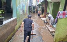 Warga Bahu-Membahu Bersihkan Lumpur Usai Banjir Kebon Pala Surut