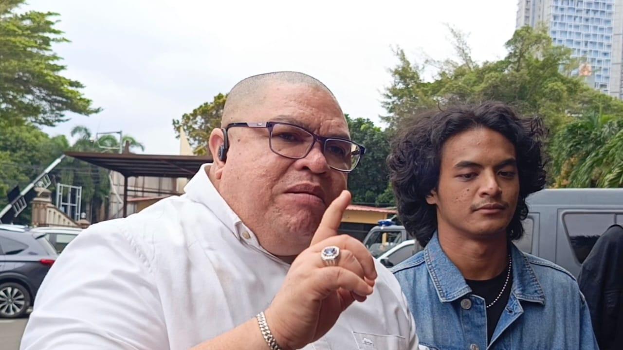 Vadel Badjideh bersama Martin Badjideh, kakaknya, mendatangi Polres Metro Jakarta Selatan