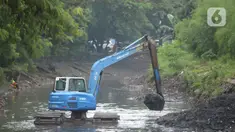 Pekerja mengoperasikan alat berat excavator untuk mengangkat material endapan lumpur di kanal sungai perkantoran Kuningan Jakarta, Rabu (17/2/2021). Pengerukan dilakukan untuk memperlancar aliran air agar tidak terjadi pendangkalan yang mengakibatkan genangan air. (merdeka.com/Imam Buhori)