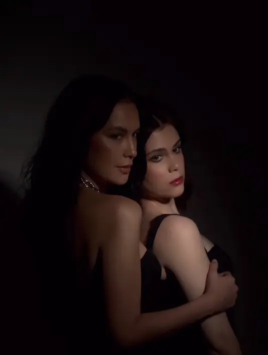 Kali ini wanita blasteran Indonesia-Jerman-Austria dan Amerika ini melakukan sesi pemotretan bernuansa gaun hitam didampingi Sophia Latjuba. (Liputan6.com/IG/@sophia_latjuba88)