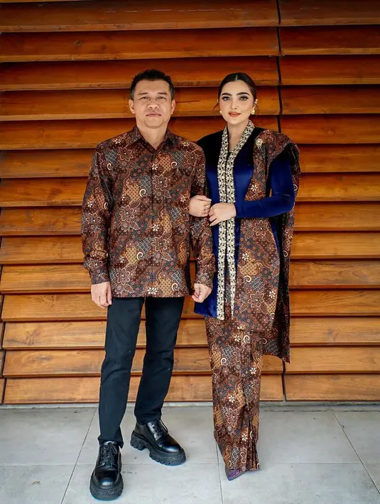 Saat kelulusan Azriel, Ashanty tampil super cantik mengenakan kebaya velvet biru tua dengan sentuhan ujung bernuansa emas yang menambah nuansa mewah, serta padu padan batik coklat gelap sebagai rok dan selendang. [@ashanty_ash].