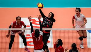 Pemain tim putri Indonesia All Star, Megawati Hangestri (tengah) melepaskan spike yang berusaha diblok pemain Red Sparks, Wilda Siti Nurfadhilah pada laga ekshibisi bola voli fun volleyball di Indonesia Arena, Senayan, Jakarta, Sabtu (20/4/2024). Tim putri Indonesia All Star kalah 2-3 (17-25, 15-25, 25-19, 25-18 dan 12-15). (Bola.com/Bagaskara Lazuardi)