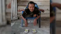 Mbah Bejan memang sudah berusia lanjut, namun kelihaiannya senam kelenturan mencengangkan segala usia, dari seluruh dunia.