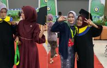 Viral Momen Adik Berikan Baju Toganya ke Sang Kakak Setelah Wisuda, Alasannya Bikin Haru