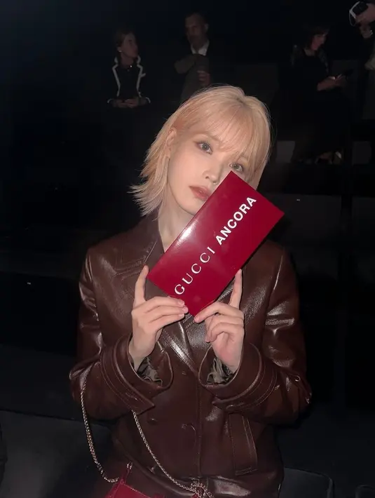 Dengan potongan rambut wolf cut, bikin IU terlihat makin edgy di show Gucci [@dlwlrma]