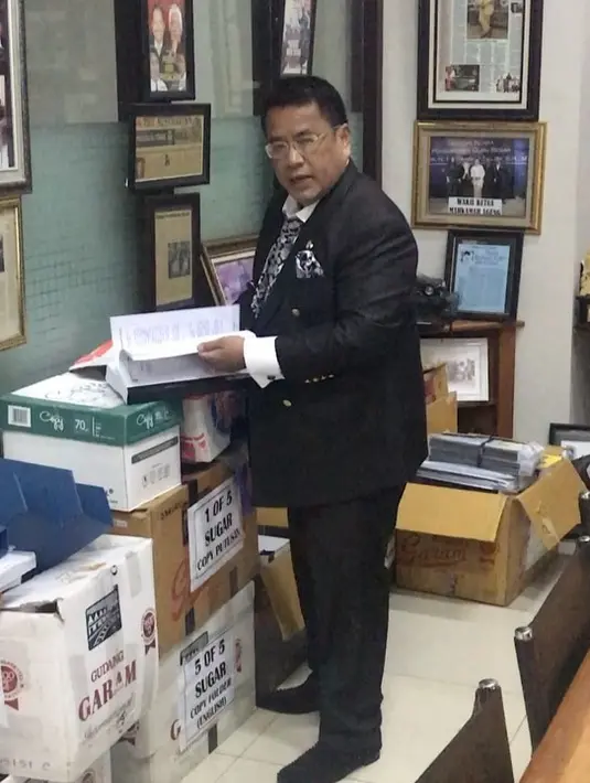 Ditengah kesibukannya, Hotman rela meninggalkan kasus bisnis besar demi menemani istri dalam acara pesta adat. (Instagram/hotmanparisofficial)