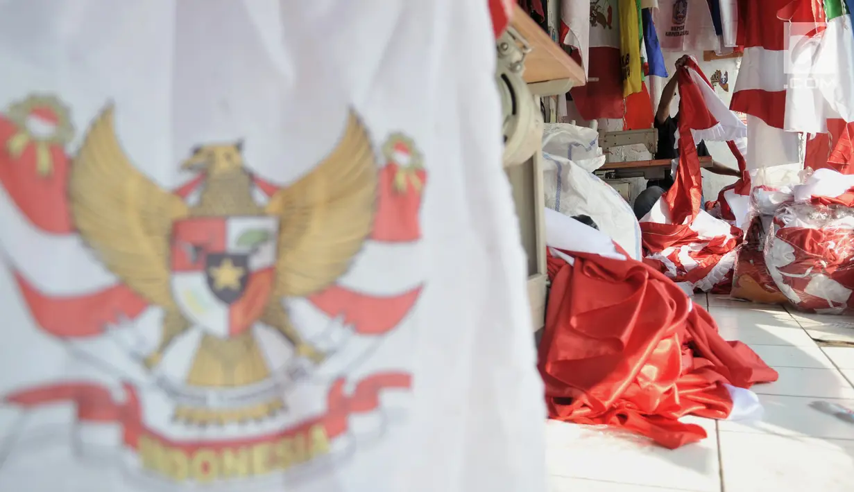 Pekerja menyelesaikan pembuatan bendera Merah Putih di Pasar Senen, Jakarta, Selasa (6/8/2019). Jelang perayaan Hari Kemerdekaan ke-74 RI, permintaan bendera Merah Putih di Pasar Senen meningkat dua kali lipat dari bulan biasa. (merdeka.com/Iqbal S. Nugroho)