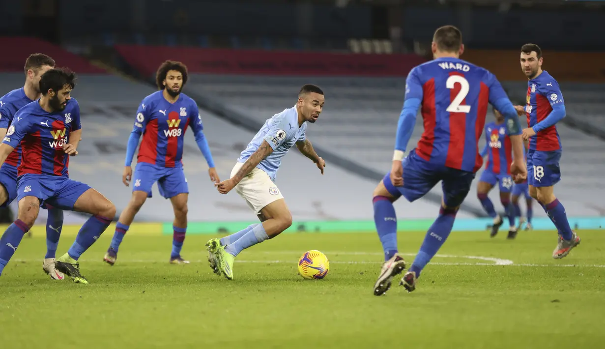 Penyerang Manchester City, Gabriel Jesus membawa bola dari kawalan para pemain Crystal Palace pada pertandingan lanjutan Liga Inggris di Stadion Etihad, Senin (18/1/2021). Dengan kemenangan ini, Man City naik ke posisi kedua dengan 35 poin hasil 17 laga. (Clive Brunskill/Pool via AP)