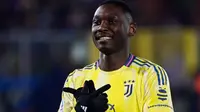 Pemain depan Juventus asal Prancis #20, Randal Kolo Muani, merayakan gol kedua timnya lewat tendangan penalti selama pertandingan Serie A Italia antara Como dan Juventus di Stadion Giuseppe Sinigaglia di Como, Italia, Sabtu dini hari WIB (8-2-2025). (Piero CRUCIATTI/AFP)