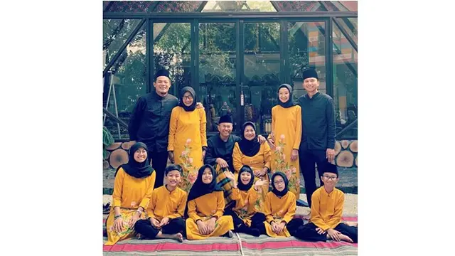 AAzrul Ananda saat merayakan Hari Raya Idul Fitri bersama keluarga besarnya.