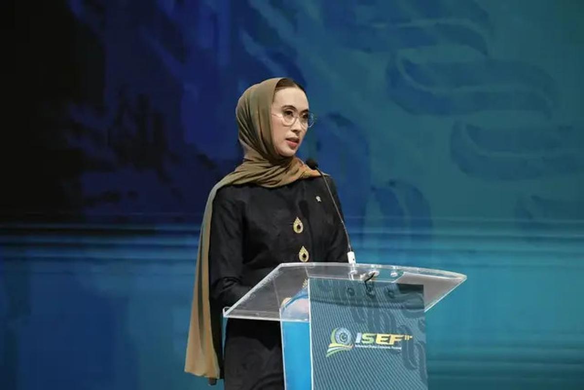 7 Potret Menteri Pariwisata Widiyanti Putri Tampil Sederhana, Dikenal Tajir
