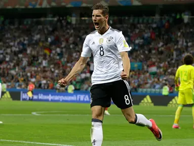 Gelandang Jerman, Leon Goretzka melakukan selebrasi usai mencetak gol keduanya ke gawang Meksiko pada pertandingan semifinal Piala Konfederasi 2017 di Stadion Fisht, Sochi, Rusia, (29/6). Jerman menang 4-1 atas Meksiko. (AP Photo/Thanassis Stavrakis)