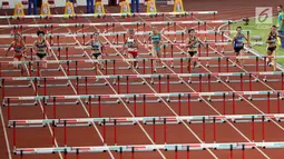 Delapan pelari putri saat bertanding pada final atletik nomor lari halang rintang 100 meter putri di Stadion Utama GBK, Jakarta (26/8). Pelari Indonesia, Nova Emilia berada di lintasan kelima. (Liputan6.com/Fery Pradolo)