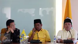 (ki-ka) Setya Novanto, Idrus Marham dan Nusron Wahid saat memberikan keterangan keterangan mengenai pelaksanaan Pilkada Serentak tahun 2017 di Kantor DPP Partai Golkar, Slipi, Jakarta, Jumat (17/2).  (Liputan6.com/Johan Tallo)