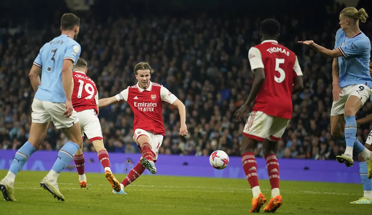 <p>Arsenal kesulitan mengancam pertahanan Manchester City. Mereka lebih banyak berputar-putar di tengah meski menguasai permainan. (AP Photo/Dave Thompson)</p>