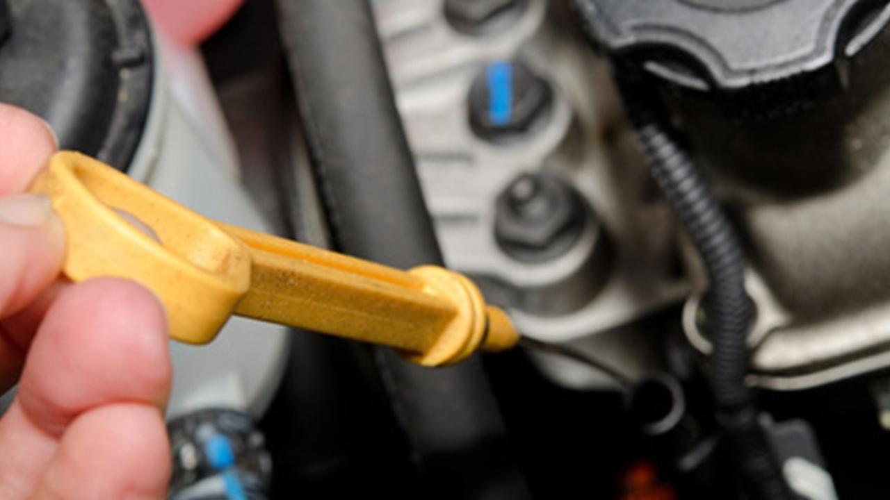 Mengenal Stik Oli Mobil: Panduan Memeriksa, Menilai Kondisi, dan Menentukan Waktu Penggantian!
