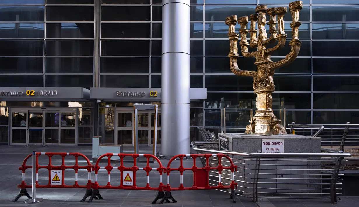 Bandara Ben Gurion yang tampak kosong di Lod, dekat Tel Aviv, Israel, Selasa (26/1/2021). Pemerintah menyetujui penutupan Bandara internasional utama Israel tersebut pada Senin (25/1) hingga akhir Januari untuk menghentikan penyebaran COVID-19 dan jenis virus Corona baru. (AP Photo/Oded Balilty)