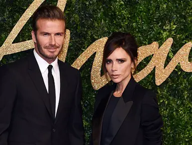 Pasangan selebritis David dan Victoria Beckham tampil kompak mengenakan dalam balutan tuksedonya saat menghadiri British Fashion Awards, di London, Senin (23/11). (dailymail.co.uk)