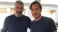 Dario Hubner (kiri) bersama Francesco Totti&nbsp;(Instagram @dariohubner1967)