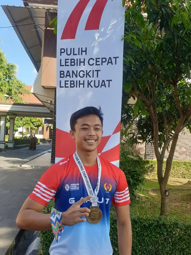 Rama Teguh Adi Pratama, 22 tahun, pamuda asal Garut, Jawa Barat, siap mengharumkan nama Indonesia di kancah kejuaraan balap sepeda dunia ‘Enduro World Series 2022’ September mendatang. (Liputan6.com/Jayadi Supriadin)