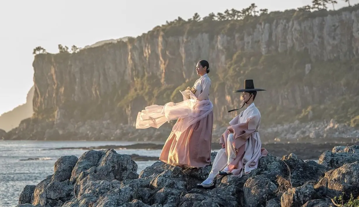 Keduanya sempat melakoni sesi prewedding dengan konsep tradisional mengenakan hanbok. [Foto: IG/rizkanatakusumah].