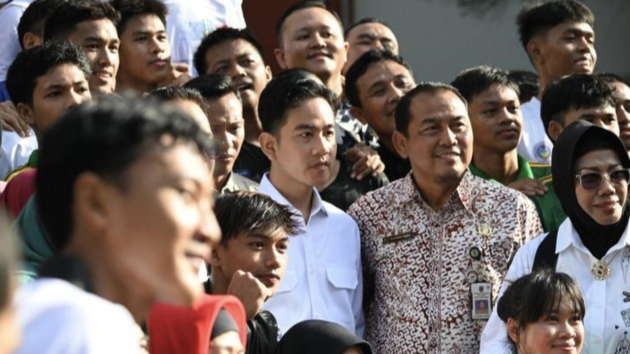 Kenakan Batik Merah, Gibran Hadiri Perayaan Imlek Nasional di TMII