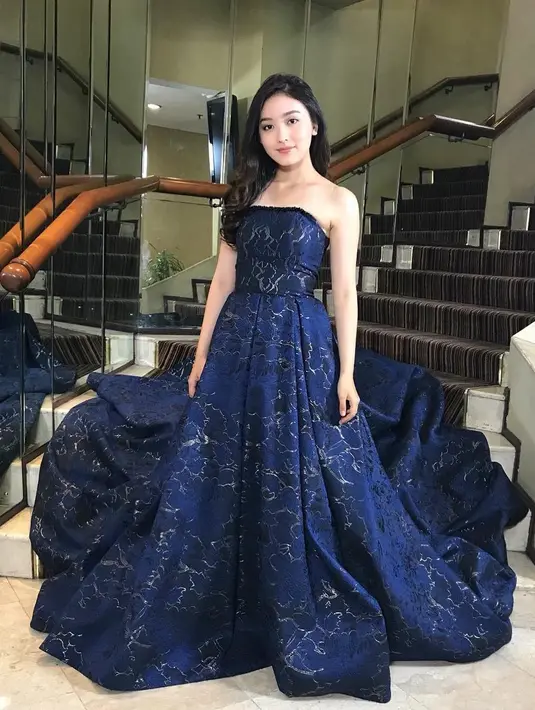 Kalau yang satu ini, Wilona memakai gaun megah yang panjangnya menjuntai ke lantai. Namun dengan gaun warna navy itu tampilan Natasha tetap terkesan sederhana, tatanan rambut dan make upnya memang natural banget. (Instagram/natashawilona12)