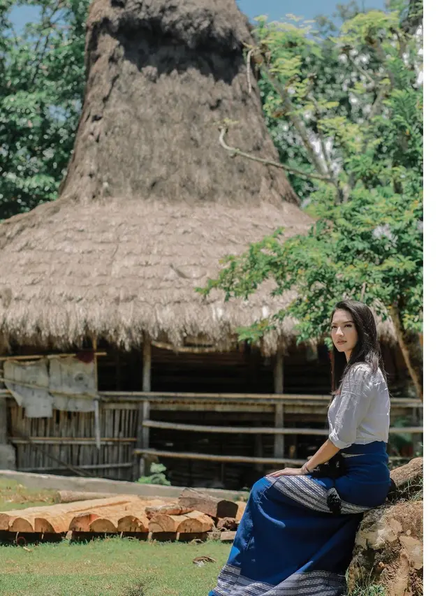 Potret Liburan Raline Shah di Nihi Sumba, Belajar Menenun dan Berkuda di Pantai. (Sumber: Instagram/ralineshah)