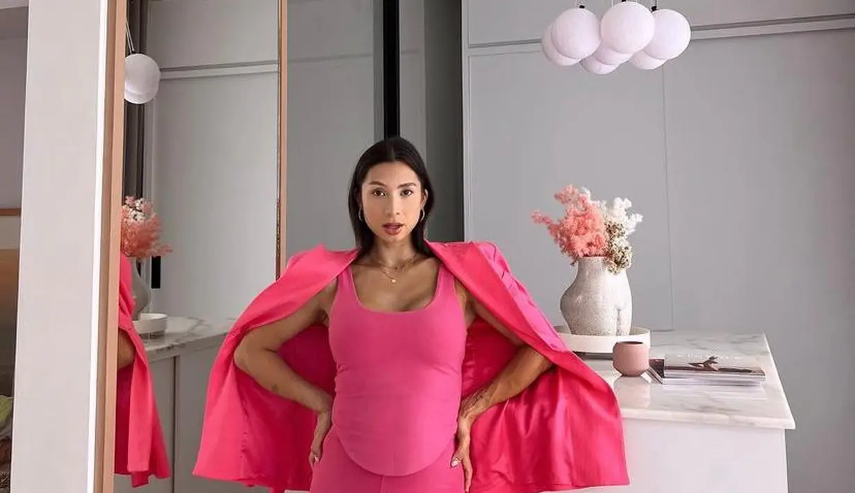 Tampil serba pink, perpaduan blazer, tanktop, dan celana pendek membuatnya terlihat seperti barbie hidup. @jenniferbachdim.