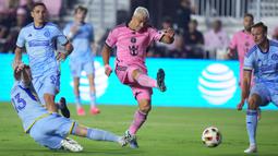 Pemain Inter Miami, Luis Suarez mencetak gol pembuka ke gawang Atlanta United pada laga leg pertama semifinal Wilayah Timur Piala Major League Soccer (MLS) Amerika yang berlangsung di Chase Stadium, Fort Lauderdale, Florida, Sabtu (26/10/2024) WIB. (AFP/Rich Storry)