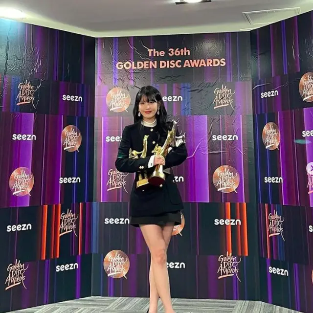 Potret ​​IU Saat Hadiri Golden Disc Award ke-36
