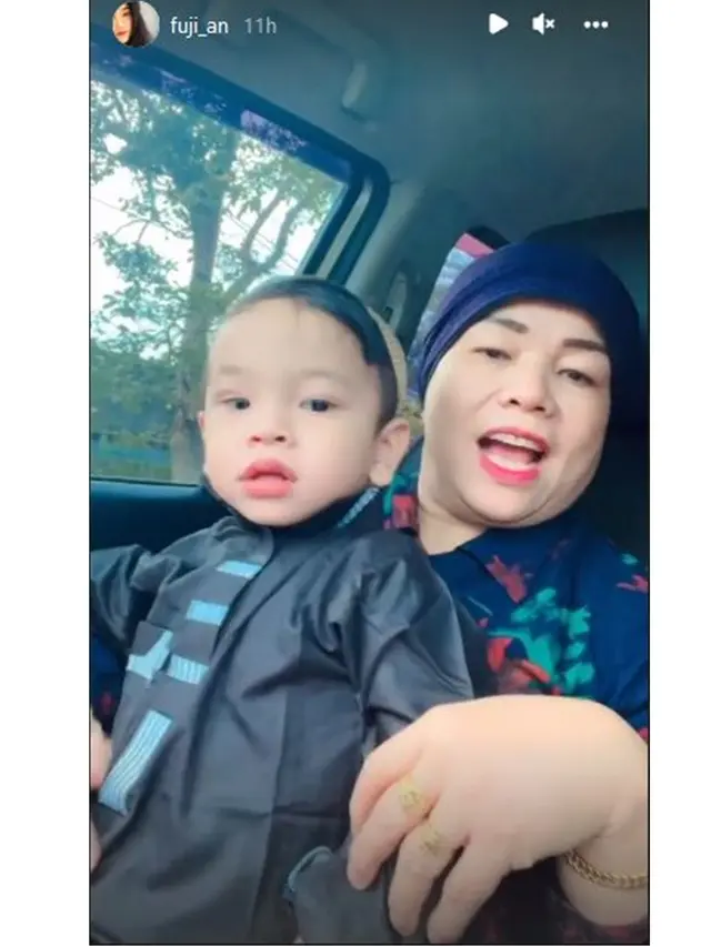 7 Potret Keluarga Haji Faisal Ziarah ke Makam Vanessa Angel dan Bibi Ardiansyah