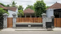 Model Pagar Rumah di Kampung dengan Pilar Batu Andesit (AI Generated)