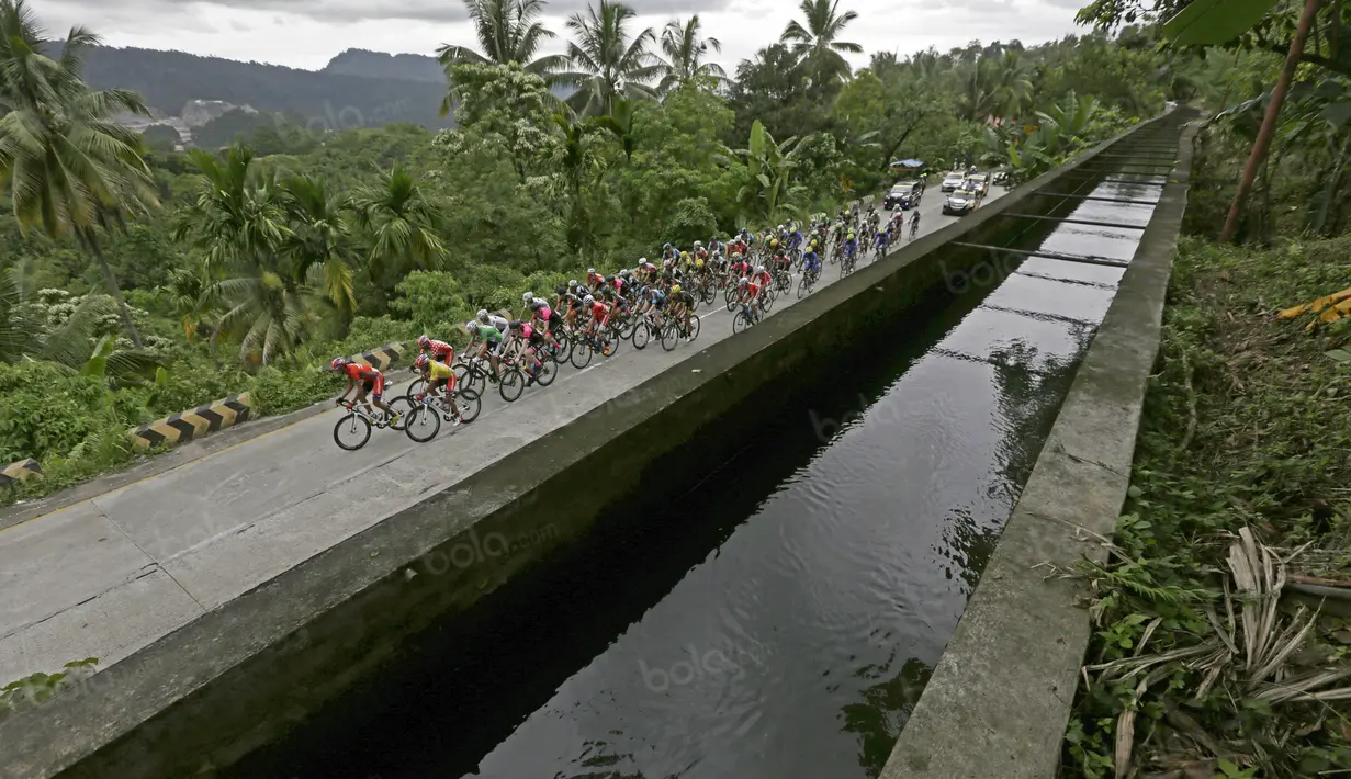 Pebalap melintasi jembatan air Indarung buatan Belanda pada Etape 6 Tour de Singkarak 2016 yang menempuh jarak 151,1 km dari Padang Pariaman menuju Sawahlunto, Kamis (11/8/2016). (Bola.com/Nicklas Hanoatubun)