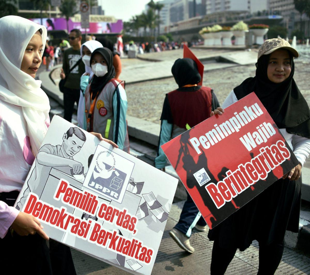 Mereka juga mengajak masyarakat untuk cerdas dalam menentukan pilihan dalam Pemilu 2024 dengan suasana demokrasi yang berkualitas.

Aktivis juga membawa poster barcode untuk mengecek daftar sementara caleg Pemilu 2024.