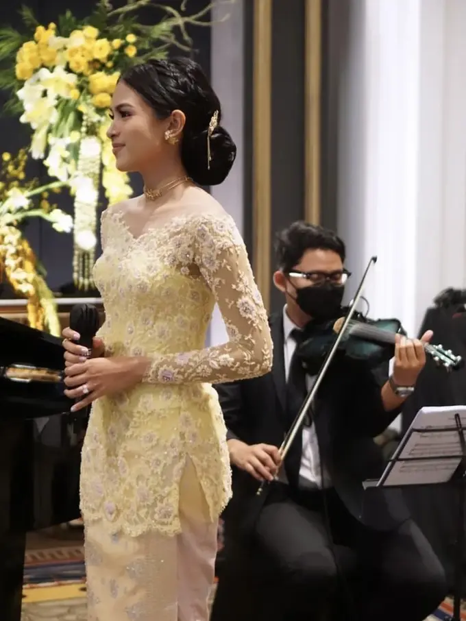 Tampilan Maudy Ayunda di Pernikahan Sang Adik