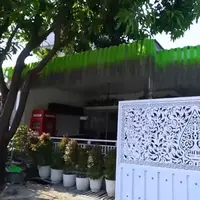 Nama Boiyen belakangan ini makin populer. Selain menjadi host di acara Sobat Misqueen, Boiyen juga terlibat dibeberapa acara. Sebelumnya, perempuan berusia 36 tahun itu mengawali dari penyanyi dangdut. Rumah tampak depan dengan pagar putih. [Youtube/TRANS7 OFFICIAL]