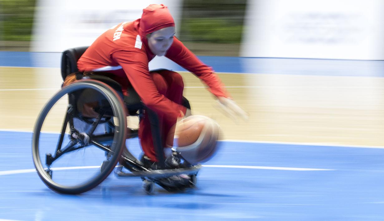 Aksi Roghayyeh Amri atlet basket putri Iran saat melawan Kamboja pada Asian Para Games 2018 di Hall Basket, Senayan, Minggu (7/10/2018).  (Bola.com/Peksi Cahyo)