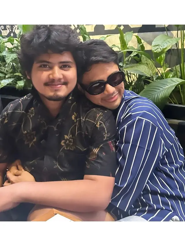 6 Potret Penampilan Aliando yang Kembali Bikin Pangling, Reuni Bareng Ricky Cuaca