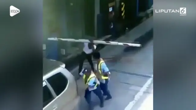 Setelah membantu mendorong mobil yang sedang mogok, pria ini malah mendapat nasib apes setelah tertimpa palang pintu parkir.