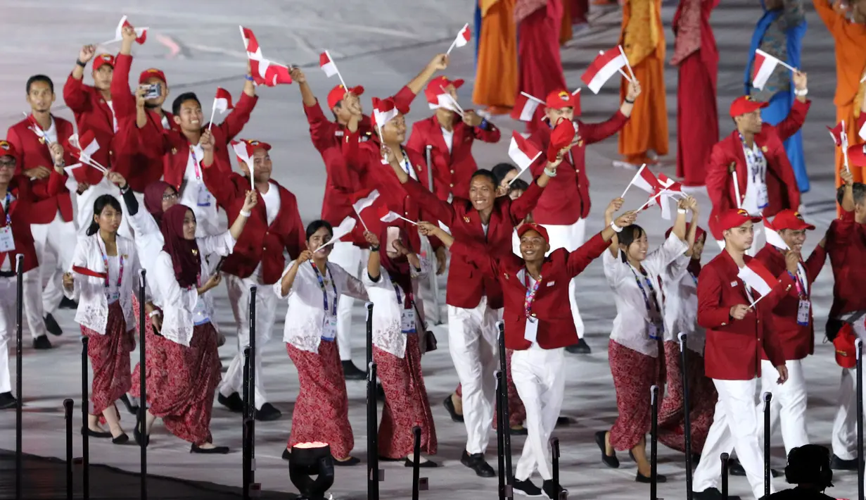 Atlet Para Games Indonesia melakukan defile saat pembukaan Asian Para Games 2018 di Stadion Utama Gelora Bung Karno, Jakarta, Sabtu (6/10). Ribuan atlet dari 41 negara akan berlaga. (Liputan6.com/Helmi Fithriansyah)