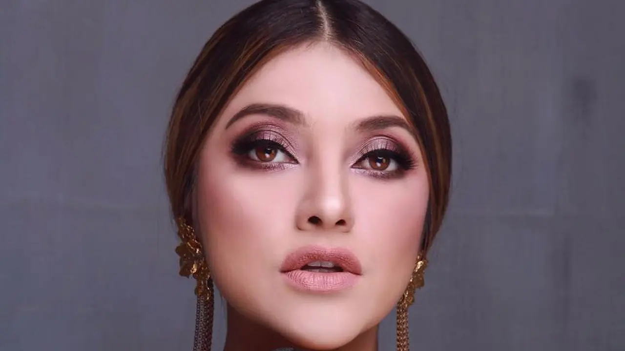 [Bintang] Super Seksi, Begini Cantiknya Sarah Azhari yang Menggoda Iman