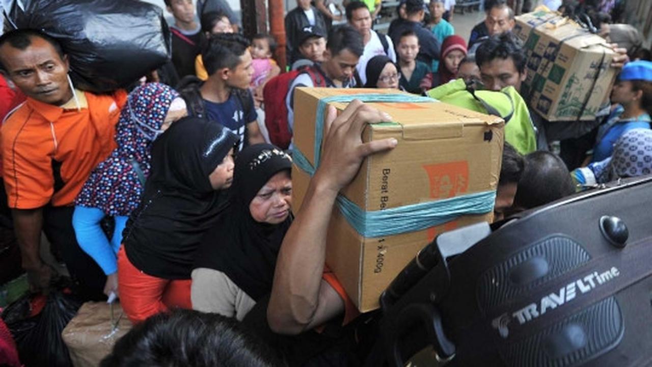 Pemudik mengantre panjang di Stasiun Senen