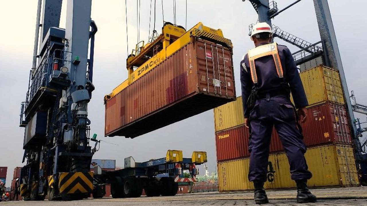 Setelah sampai di Surabaya, damar tersebut akan direstuffing ke kapal tujuan ekspor<br>