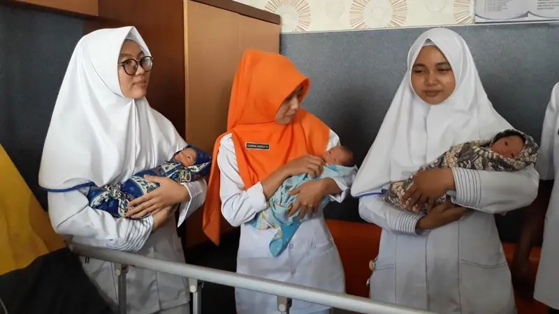 Bayi kembar tiga lahir dengan persalinan normal di Majenang Kabupaten Cilacap Jawa Tengah. (Foto: Liputan6.com/Muhamad Ridlo)