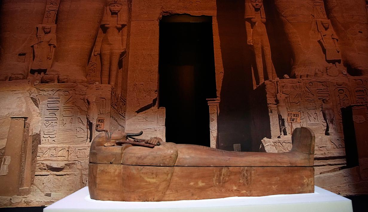 Paris mendapat kesempatan langka setelah mendapat pinjaman sarkofagus atau makam Firaun. Kedatangan sarkofagus ini adalah yang pertama kali dalam 50 tahun. (AP Photo/Christophe Ena)