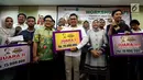 Ketua Umum DPP Partai Kebangkitan Bangsa (PKB) Muhaimin Iskandar (ketiga kiri) melakukan foto bersama bersama pemenang PKB Movie Awards saat acara Penyerahan Hadiah Pemennagg PKB Movie Award 2017 di Fraksi PKB, Jakarta (20/9). (Liputan6.com/JohanTallo)