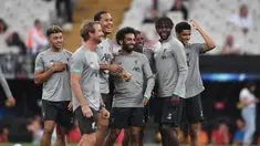 Para pemain Liverpool tertawa saat menghadiri sesi latihan di stadion Besiktas Park di Istanbul, Turki (13/8/2019). Liverpool akan bertanding melawan Chelsea dalam pertandingan Piala Super Eropa 2019 di Istanbul, Turki, Kamis (15/8/2019) dini hari WIB. (AFP Photo/Ozan Kose)