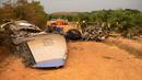 Puing pesawat penumpang Douglas DC-3 yang jatuh di provinsi dataran Kolombia, Meta, San Martin, Kolombia (9/3). Pesawat bermesin ganda jatuh dalam penerbangan di antara dua kota dan menewaskan 12 penumpang. (Reuters/Santiago Molina)